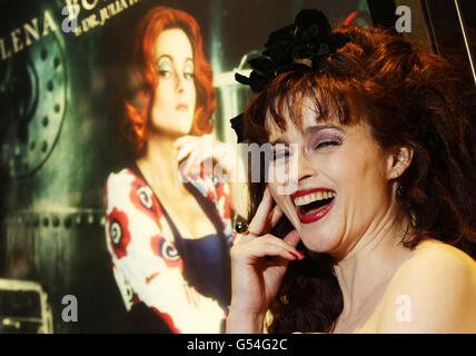 Helena Bonham carter arrive à la première du film britannique Dark Shadows à l'Empire Leicester Square, Londres. Banque D'Images