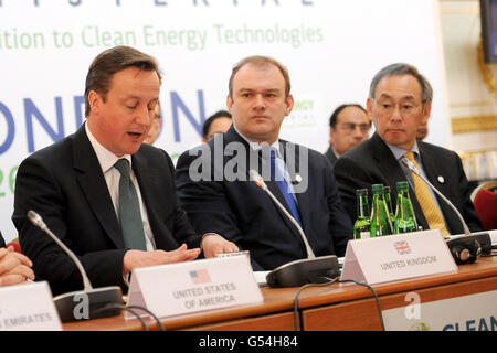 Le Premier ministre David Cameron s'exprime aujourd'hui à la Conférence ministérielle sur l'énergie propre à Londres, aux côtés de son secrétaire à l'énergie Ed Davey (à sa droite) et du secrétaire américain à l'énergie Steven Chu (à sa deuxième droite). Banque D'Images