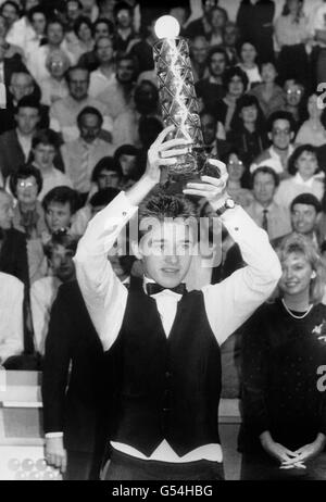 Stephen Hendry, en Écosse, lève le trophée après avoir remporté le Grand Prix Rothmans à Reading. Il est devenu le plus jeune joueur à remporter un titre professionnel de snooker au classement mondial lorsqu'il a battu l'ancien champion du monde Dennis Taylor en finale. Banque D'Images