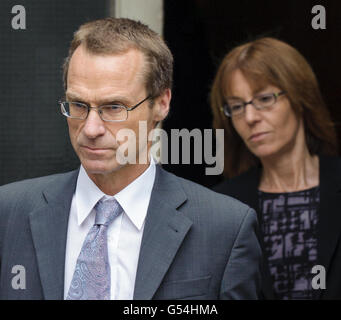 Les parents de Gareth Williams, Ian et Ellen Williams quittent le tribunal du coroner de Westminster, dans le centre de Londres. Banque D'Images