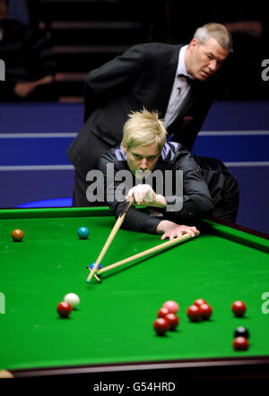 L'arbitre Jan Verhaas regarde Neil Robertson en Australie jouer un tir lors de son quart de finale contre Ronnie O'Sullivan en Angleterre lors des championnats du monde de snooker Betfred.com au Crucible Theatre, Sheffield. Banque D'Images