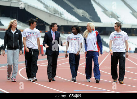 Lord COE parle avec (de gauche à droite) Lynsey Sharp, Guy Learmonth, Shakira Wright, Eilish McColgan et James thei lors de la présentation de l'événement Test de Londres 2012 au stade olympique de Londres. Banque D'Images