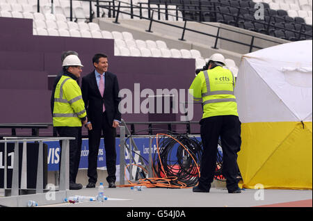 Lord COE pose avec des ouvriers lors de l'épreuve de Londres 2012 au stade olympique de Londres. Banque D'Images