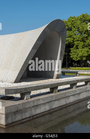 Cénotaphe et la paix de l étang à Hiroshima Peace Memorial Park, Japon Banque D'Images