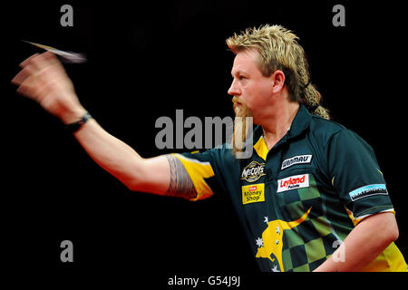 Fléchettes - McCoys Premier League fléchettes - NIA. Simon Whitlock en action en Australie Banque D'Images