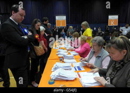 Les candidats regardent comme les votes sont comptés à l'Oasis Leisure Centre à Swindon pour le compte dans les élections du Conseil municipal de Swindon Borough. Banque D'Images