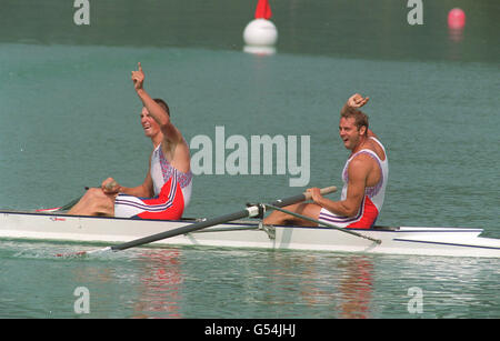 Les rameurs britanniques Matthew Pinsent (L) et Steven Redgrave levant les bras après avoir remporté la médaille d'or dans les couples sans coxless de Barcelone. 22/9/00: À l'âge grand de 38 ans, Redgrave se prépare à aller pour sa cinquième médaille d'or olympique consécutive à Sydney. * dans les premières heures du 23/9/00, en Australie. Banque D'Images