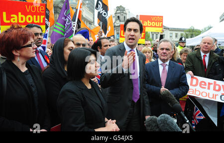 Le leader travailliste Ed Miliband et le leader du groupe travailliste Sir Albert Bore (2e à droite) à Victoria Square, Birmingham, après que le Labour ait réalisé des gains significatifs lors des élections locales de mi-mandat. Banque D'Images