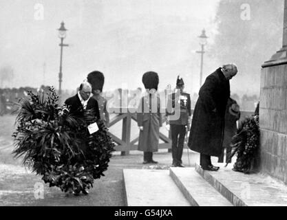 Le Premier ministre David Lloyd George et Winston Churchill, secrétaire d'État à la guerre et à l'air, lamenèrent des couronnes au Cenotaph de guerre, à Londres, le jour de l'armistice, 1921. Banque D'Images