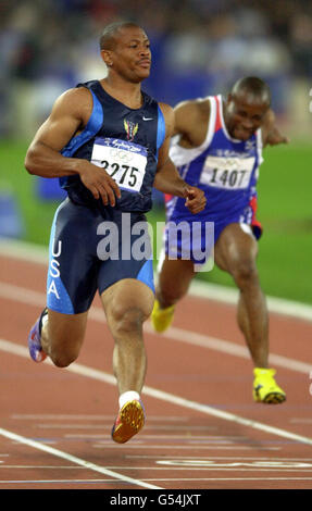 Le sprinter américain Maurice Greene (à gauche) remporte sa deuxième chaleur de 100m aux Jeux Olympiques de Sydney, en Australie. Banque D'Images