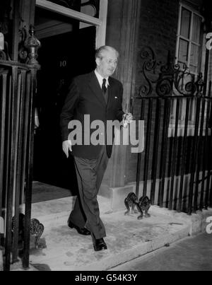 M. Harold Macmillan, premier ministre, sourit alors qu'il se tenait à la rue Downing no 10, à Londres, en route pour la Chambre des communes. Il devait annoncer que les navires britanniques devraient reprendre l'utilisation du canal de Suez Banque D'Images