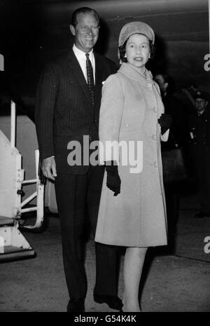 La reine Elizabeth II et le duc d'Édimbourg à l'aéroport de Heathrow, à leur retour du Brésil et du Chili. Banque D'Images