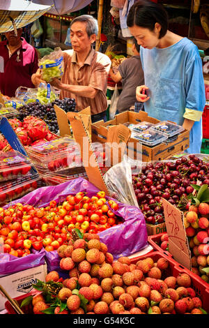 Étal de fruits frais sur Graham Street à Central, Hong Kong le 27 juin 2014. Banque D'Images
