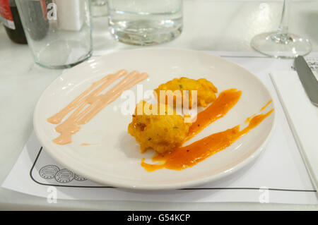 Morue frite avec sauce dans un restaurant. Voir de très près. Banque D'Images