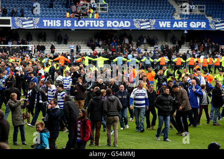 Soccer - Barclays Premier League - Queens Park Rangers v Stoke City - Loftus Road.Les fans des Queens Park Rangers sur le terrain après le coup de sifflet final lors du match de la Barclays Premier League à Loftus Road, Londres. Banque D'Images