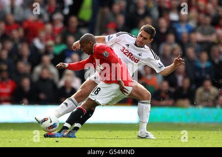 Football - Barclays Premier League - Manchester United / Swansea City - Old Trafford.Ashley Young de Manchester United (à gauche) et Angel Rangel de Swansea City se battent pour le ballon Banque D'Images