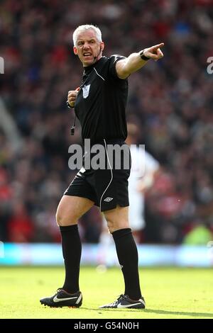 Football - Barclays Premier League - Manchester United / Swansea City - Old Trafford. Arbitre Chris Foy Banque D'Images