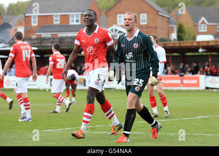 Aristote Nsiala d'Accrington Stanley et le gardien de but Ian Dunbavin (à droite) se plaignent contre une décision Banque D'Images