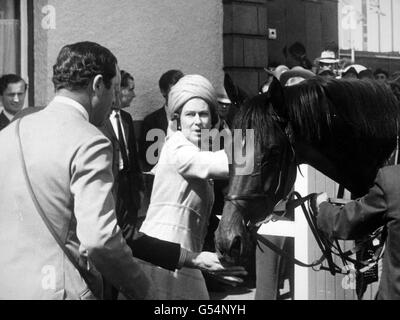 *numérisation basse résolution à partir de la presse, haute résolution disponible sur demande* Queen Elizabeth II avec son colt Charlton, après avoir remporté le William Hill Gold Trophy. Banque D'Images