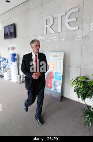 Tom Savage, président du conseil d'administration de RTE, après une rencontre avec le ministre des Communications, Pat Rabbitte, à Dublin. Banque D'Images