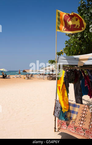 Sri Lanka, Galle Province, Unawatuna, décrochage textile sur plage vide de sable blanc vieux Banque D'Images