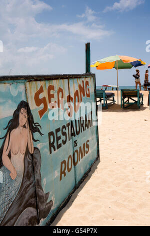 Sri Lanka, Galle Province, Unawatuna beach, mal peint chanson Mer Restaurant & Rooms signe sirène Banque D'Images