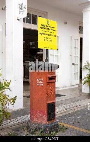 L1835Sri Lanka, Galle Fort, marchand ambulant de l'époque coloniale, rue George V béton hexagonal pilier rouge post box Banque D'Images