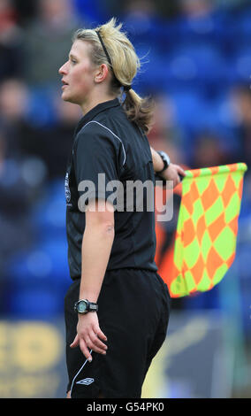 Football - Blue Square Premier - Playoff - semi final - second Leg - Mansfield Town / York City - One Call Stadium. L'assistante arbitre Sarah Garratt Banque D'Images