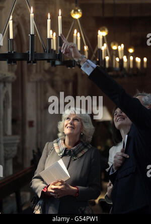La duchesse de Rothesay avec le duc de Rosslyn Peter Loughborough et la comtesse de Rosslyn Helen Loughborough lors d'une visite de la chapelle Rosslyn près d'Édimbourg. Banque D'Images