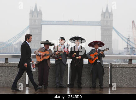 Un groupe mexicain Mariachi avec une touche anglaise brave le temps de Londres devant Tower Bridge tandis que Tyrrells lance sa nouvelle gamme de puces tortilla, TorTyrrells. Banque D'Images