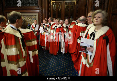 Les membres de la Chambre des Lords attendent dans la Chambre du Prince avant l'ouverture du Parlement d'État au Palais de Westminster, à Londres. Banque D'Images