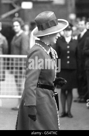 La reine Elizabeth II quitte la gare Victoria pour les journées d'Epsom et de Derby. Banque D'Images