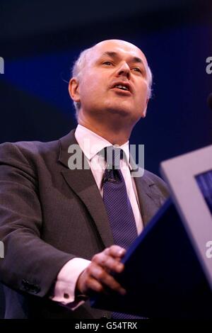 Le secrétaire de la Défense fantôme Iain Duncan-Smith parle de la deuxième journée de la conférence du Parti conservateur à Bournemouth.le député conservateur Iain Duncan-Smith est un challenger possible pour la direction du Parti conservateur après la démission de William Hague. M. Hague a déclaré qu'il se départir une fois qu'un successeur avait été trouvé. Sa décision a été prise après que le parti travailliste de Tony Blair ait remporté une victoire écrasante aux élections législatives. * le député conservateur Iain Duncan-Smith qui est un challenger possible pour la direction du Parti conservateur après la démission de William Hague. M. Hague a déclaré qu'il se démettrait une fois par Banque D'Images