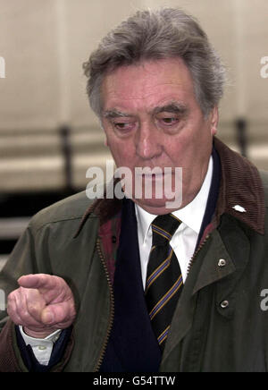 Ted Francis arrive au tribunal de la rue Bow, à Londres, pour faire face à une seule accusation de perversion du cours de la justice.Lord Archer est accusé de cinq chefs d'accusation de perversion du cours de la justice et du parjure.* les allégations sont fondées sur des allégations selon lesquelles Archer a demandé à son ami Francis de mentir pour lui pendant son procès en diffamation de 1987 avec le Daily Star.Voir PA News Story COURTS Archer.Photo PA: Fiona Hanson Banque D'Images