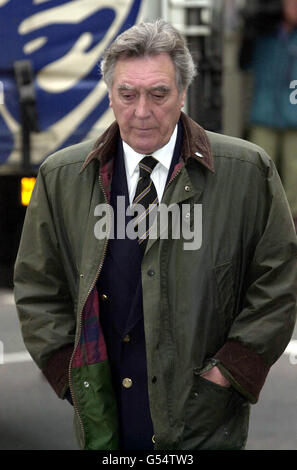 Ted Francis arrive au tribunal de la rue Bow, à Londres, pour faire face à une seule accusation de perversion du cours de la justice.Lord Archer est accusé de cinq chefs d'accusation de perversion du cours de la justice et du parjure.* les allégations sont fondées sur des allégations selon lesquelles Archer a demandé à son ami Francis de mentir pour lui pendant son procès en diffamation de 1987 avec le Daily Star.Voir PA News Story COURTS Archer.Photo PA: Fiona Hanson Banque D'Images