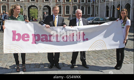 Taoiseach Enda Kenny (deuxième à gauche) et Michael Ring TD, ministre d'État au Tourisme et au Sport, lors du lancement du Gathering Ireland 2013 au château de Dublin. Banque D'Images