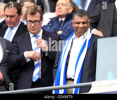 Football - Barclays Premier League - Manchester City / Queens Park Rangers - Etihad Stadium.Tony Fernandes (à droite), président des Queens Park Rangers, et Philip Beard, chef de la direction, dans les tribunes Banque D'Images