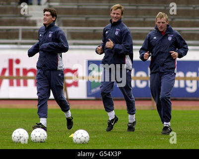 G-D : Gareth Barry, Teddy Sheringham et Stuart Pearce s'échauffent lors d'une session d'entraînement en Angleterre dans l'ancien stade olympique d'Helsinki, avant la qualification de coupe du monde contre la Finlande. Banque D'Images