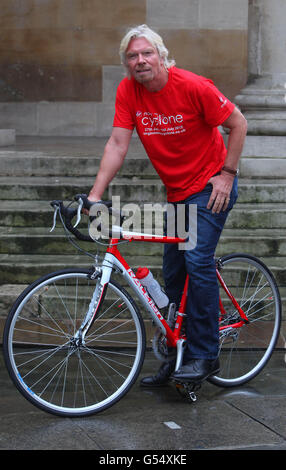 Sir Richard Branson s'emmène dans les rues du centre de Londres en vélo pour promouvoir le prochain festival de cyclisme Virgin Money Cyclone. Banque D'Images