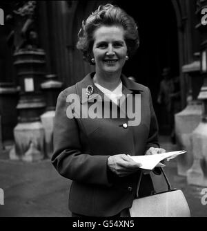 Mme Margaret Thatcher, qui succède à Sir Edward Boyle comme porte-parole de l'éducation au Cabinet fantôme conservateur, au Parlement. Le changement a été annoncé par M. Edward Heath. Mme Thatcher est députée de Finchley (Londres). Banque D'Images