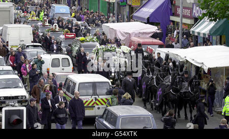 Le cortège funèbre tiré par des chevaux de l'ancienne villian Reggie Kray de l'est de Londres, fait son chemin sur la route verte de Bethnal après avoir quitté un sous-preneur local. Le meurtrier des gangland est mort un mois après avoir été libéré d'une peine de prison à vie pour raisons de compassion. * et 10 jours après avoir quitté l'hôpital de Norfolk & Norwich. Après un service à l'église St Matthieu, Tower Hamlets, il sera enterré dans la parcelle familiale du cimetière de Chingford Mount, aux côtés de son frère Ronnie et Charlie. Le gang des Krays, l'entreprise, avait une emprise de style mafia sur l'East End de Londres dans les années 1960. Banque D'Images