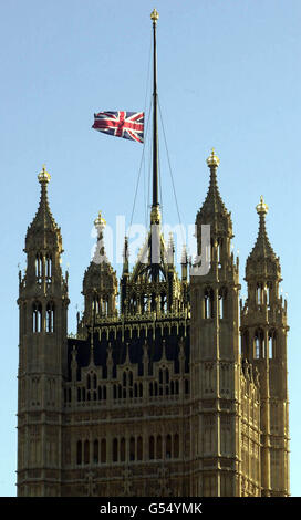 L'Union Jack vole en Berne au-dessus de la Chambre des Lords à Londres, marquant la mort de Donald Dewar, premier ministre écossais. M. Dewar est décédé d'une hémorragie cérébrale à l'hôpital général occidental d'Édimbourg à la suite d'une chute à sa résidence officielle d'Édimbourg. *... Bute House. Ses enfants, Ian, 33 ans, et Marion, 35 ans, qui avaient fait des heures de sommeil, ont pris la décision de mettre hors tension sa machine de maintien de la vie après avoir discuté avec des consultants. Banque D'Images