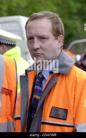 Nicholas Pollard, directeur de Railtrack pour la région de Londres et du Nord-est, sur les lieux de l'accident du train de Hatfield qui a tué quatre personnes et blessé des dizaines d'autres. Banque D'Images