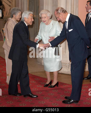 L'empereur et l'impératrice du Japon (à gauche) sont accueillis par la reine Elizabeth II et le duc d'Édimbourg (à droite) lors d'un déjeuner pour le souverain monarque tenu en l'honneur du Jubilé de diamant de la reine Elizabeth II, au château de Windsor, à Windsor, dans le Berkshire. Banque D'Images