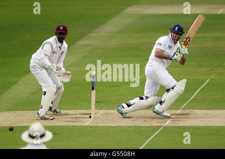 Le batteur d'Angleterre Andrew Strauss coupe le ballon pour quatre courses surveillées par le joueur de cricket des Indes occidentales Denesh Ramdin pendant le match d'essai international d'Investec au terrain de cricket de Lords, à Londres. Banque D'Images