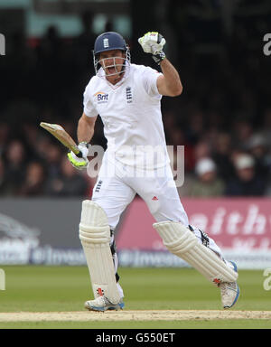 Le capitaine d'Angleterre Andrew Strauss célèbre un siècle de notation lors du match d'essai international d'Investec au terrain de cricket de Lords, à Londres. Banque D'Images