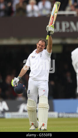 Le capitaine d'Angleterre Andrew Strauss célèbre un siècle de notation lors du match d'essai international d'Investec au terrain de cricket de Lords, à Londres. Banque D'Images