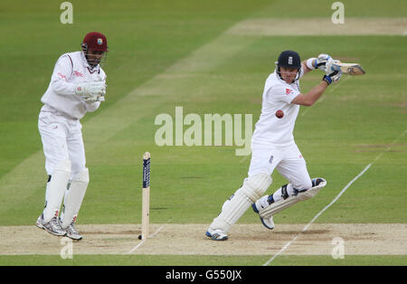 Le batteur d'Angleterre Ian Bell dirige la balle surveillée par le gardien de cricket des Indes occidentales Denesh Ramdin lors du match d'essai international d'Investec au terrain de cricket de Lords, à Londres. Banque D'Images