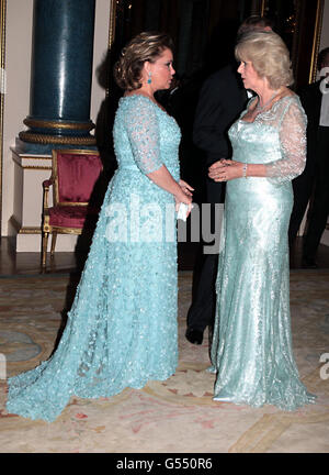 La duchesse de Cornouailles salue la Grande-duchesse Maria Teresa de Luxembourg alors qu'elle arrive pour un dîner au Palais de Buckingham, Londres, pour les souverains étrangers commémorant le Jubilé de diamant. Banque D'Images