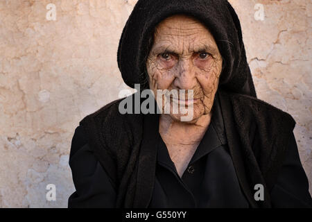 Une femme repose dans l'ombre dans le village d'Anogia, sur l'île de Crète en Grèce Banque D'Images